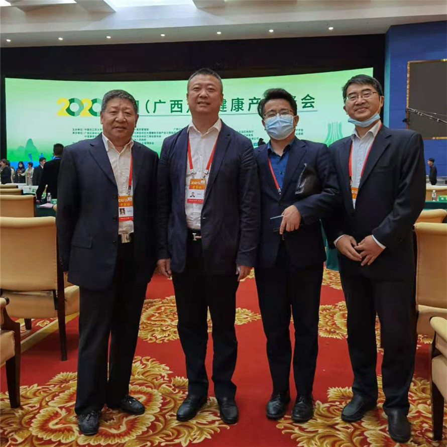 朱岳兵朱建平参加健康产业峰会2_副本.jpg
