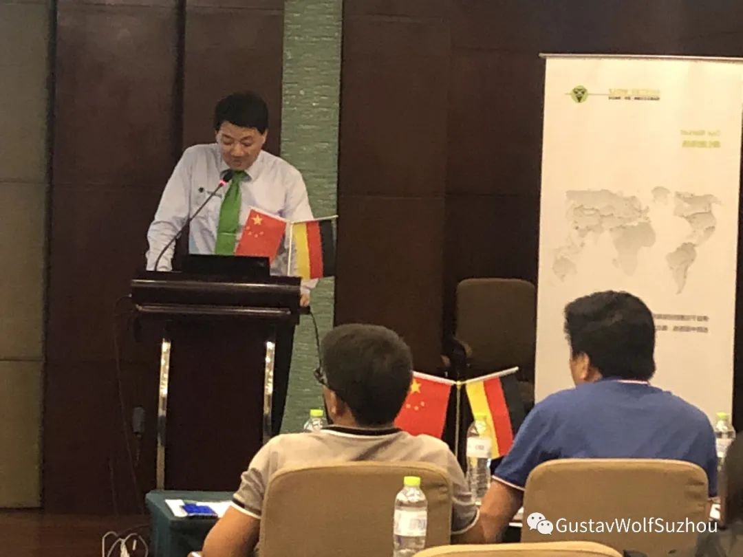 现场观众认真倾听并参与讨论.jpg