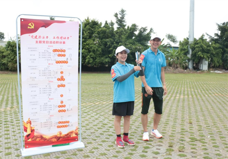 05集团副董事长黄嵘为第二名团队代表颁发奖.jpg
