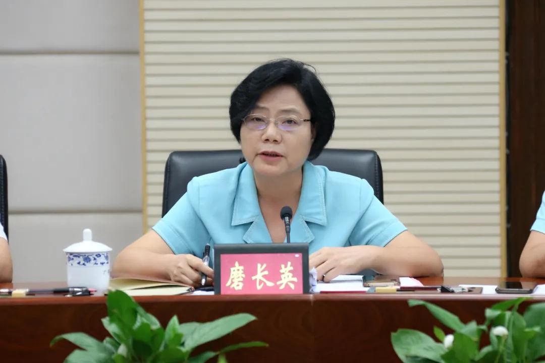 自治区政协副主席、自治区工商联主席磨长英讲话.jpg